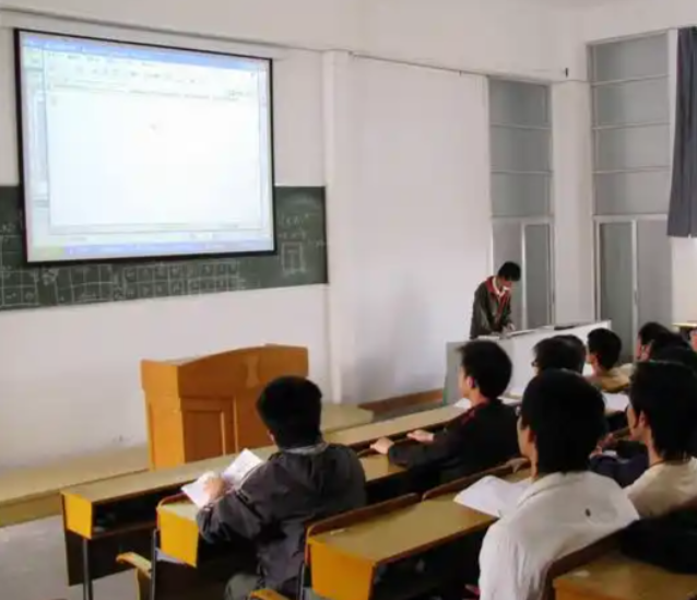 观看缺少互动也缺少全班同学同在一个讲堂空间学习的亲切感 观看缺少互动也缺少全班同学同在一个讲堂空间学习的亲切感