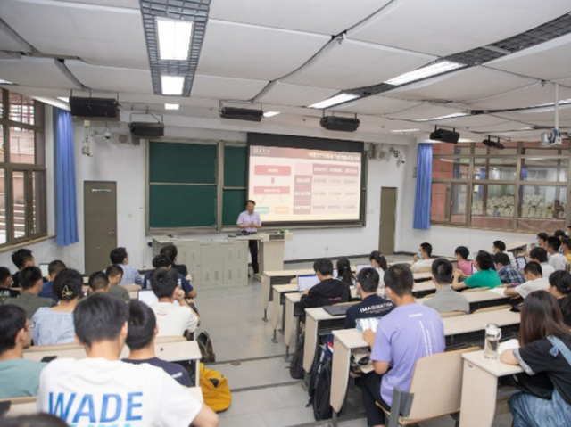 观看缺少互动也缺少全班同学同在一个讲堂空间学习的亲切感 观看缺少互动也缺少全班同学同在一个讲堂空间学习的亲切感