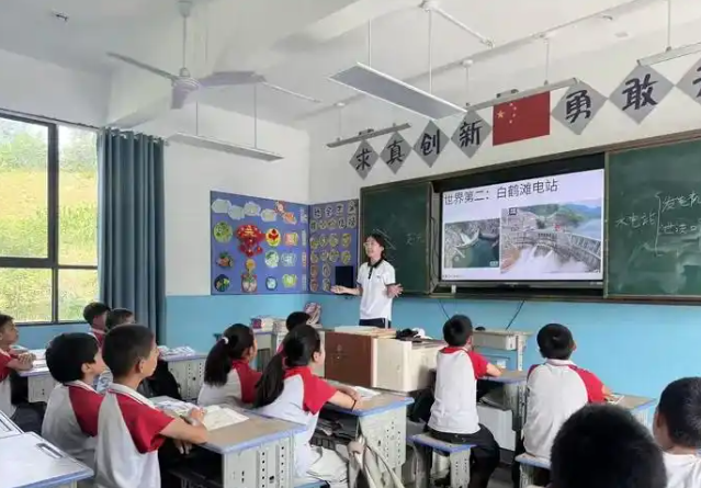 学子们用真挚与热心为的孩子们打开了一扇通往更广阔世界的窗